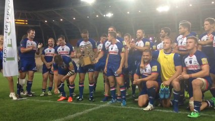 Les joueurs du FCG reçoivent le trophée du SuperCrunch