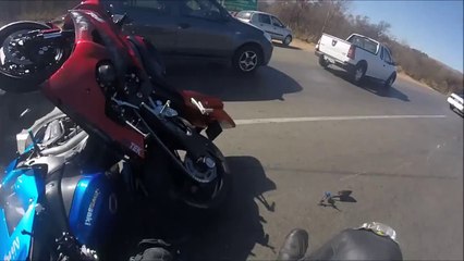 Aniden dönüş yapan otomobile 3 motor birden çarptı