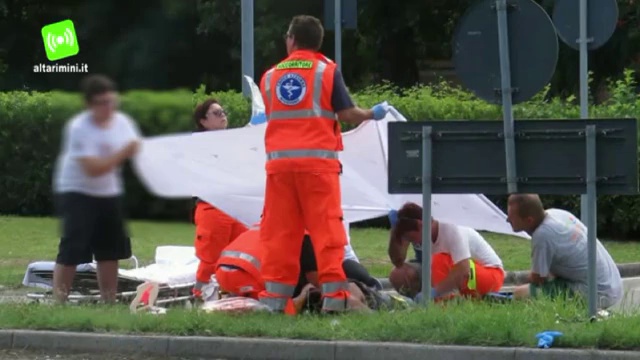 Video Riccione, grave incidente tra bici e moto