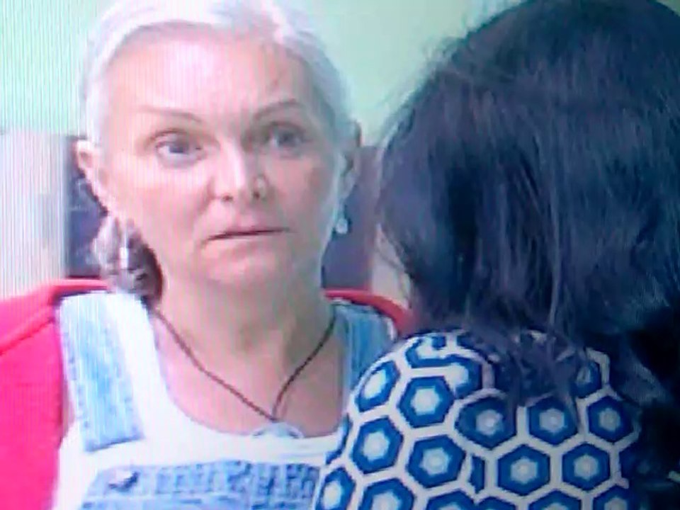 מרטין מנחמת את לינור. מצלמות הבית. רגע אחרי ההדחה של מיקי