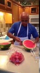 Karpuz nasıl kesilir izliyoruz...