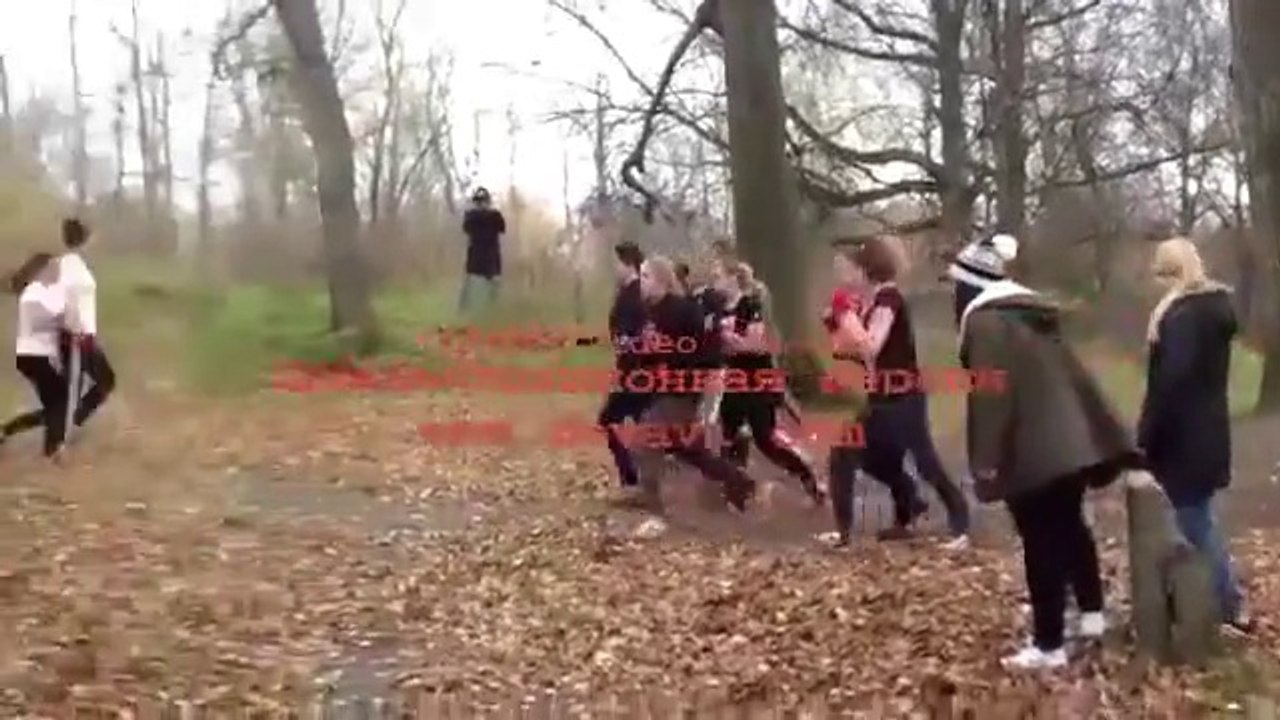 Rus kızlar grup halinde kavga ediyor