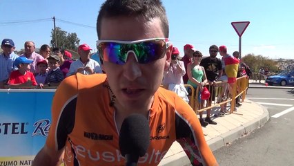 Entrevista con Igor Antón en el control de firmas