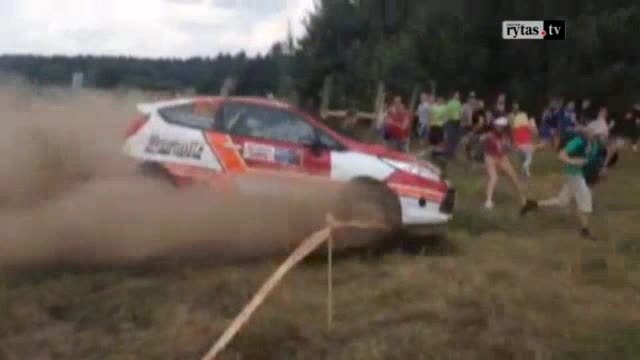 Une voiture de rallye percute deux hommes