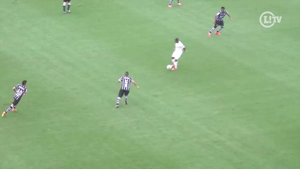 Robinho dá linda caneta em Ralf e é parado com falta dura