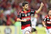 Eduardo da Silva cai nas graças da Nação na estreia no Maracanã