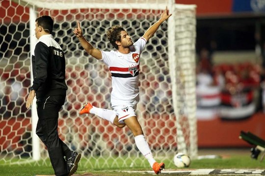 No retorno de Kaká ao Morumbi, Pato brilha e São Paulo vence