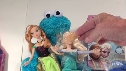 Disney Frozen Queen Elsa and Cookie Monster Count'n Crunch eat Frozen Disney Cookies
