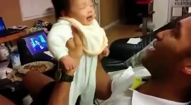Babasını Gülme Krizine Sokan Sevimli Bebek..