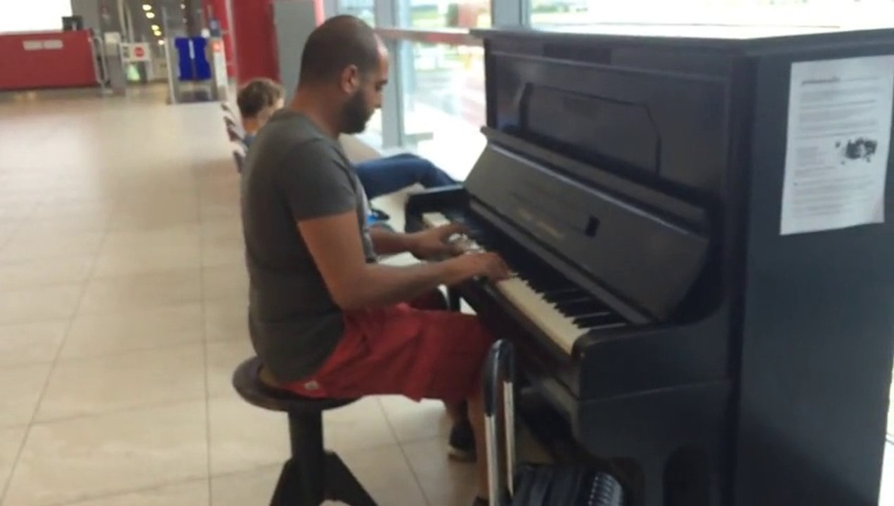Un touriste joue sur un piano en libre service dans un aéroport !