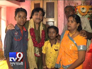 Veteran actor of Gujarati cinema Naresh Kanodia visits poor sister's house in Ahmedabad - Tv9 Gujarati