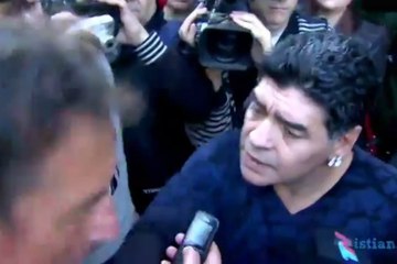 Diego Maradona s'énerve et gifle un journaliste !