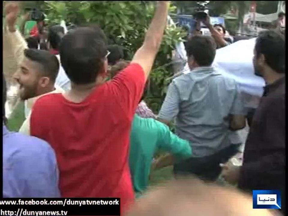 Dunya News - PML-N, PTI workers clash at Zaman Park in Lahore