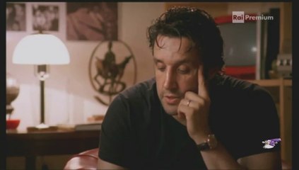 Flavio Insinna alle prese con Lulù, il cagnolino di Luisa Corna