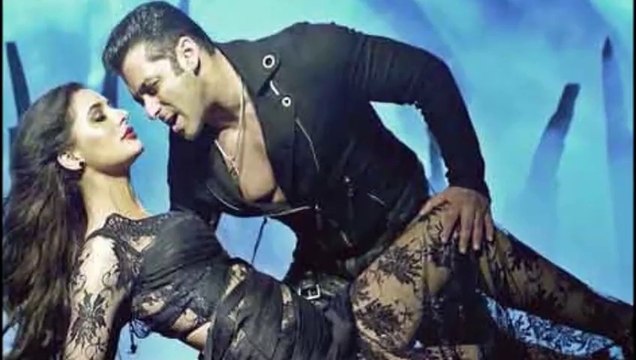 Nargis Fakhri Wardrobe Malfunction at India Bridal Fashion Week