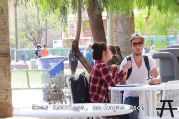 Astucia para tomar a una chica de la mano