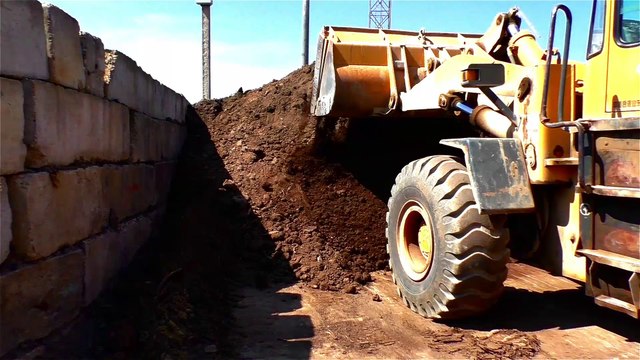 Погрузка чернозёма грунта для участка и огорода цена с доставкой за куб