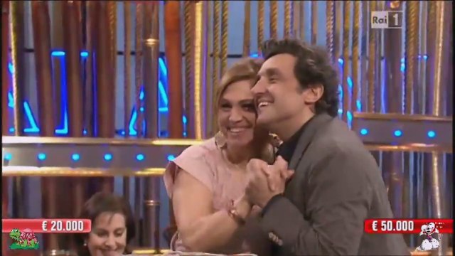 Il ballo di Flavio Insinna con una concorrente di Affari Tuoi