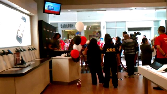 Sebastián Rulli evento verizon Los Angeles firmando Autógrafos