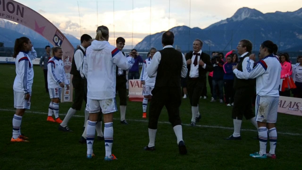 Danse folklorique avec les Lyonnaises après la Valais Cup.
