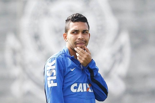 'Agressão' de Petros divide opiniões sobre punição