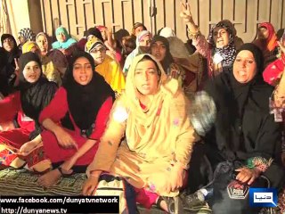 Dunya News - PAT workers including women on streets after leaving everything behind