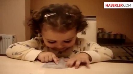 Kağıttan Dua Okuyan Sevimli Minik