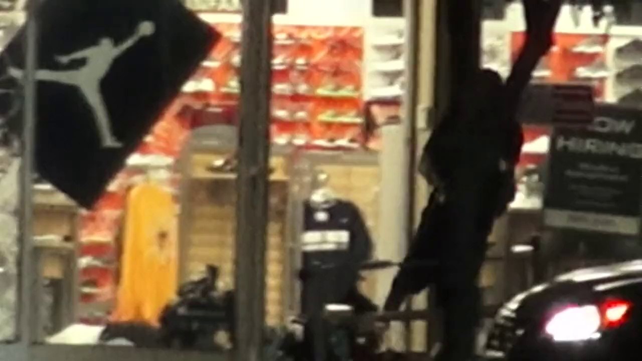 احتجاجات واعمال نهب في مدينة اميركية بعد قتل الشرطة شابا اسود