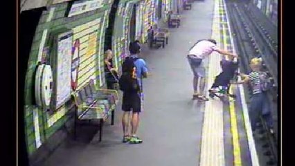 Une femme sauve un bébé tombé sur une voie de métro