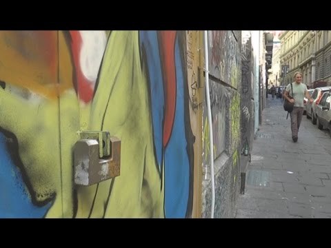 Napoli - Turisti affollano la città ma molti negozi sono chiusi (11.08.14)