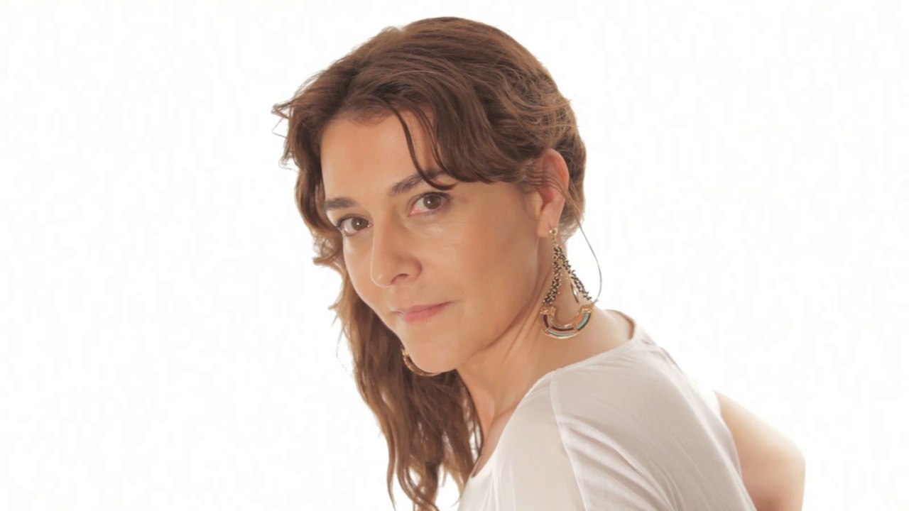 Comment réaliser une coiffure one shoulder ?