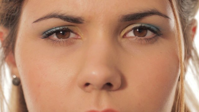 Comment porter des couleurs flashy sur les yeux ?