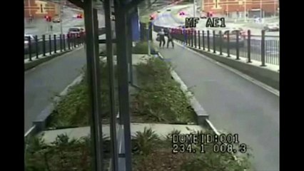 Deux piétons échappent de justesse à une voiture folle