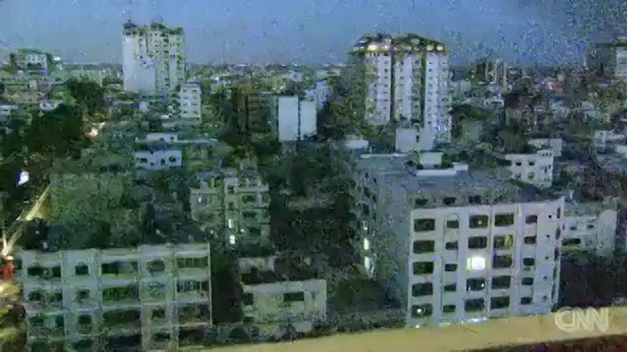Un journaliste de ‪CNN‬ surpris par une roquette en plein direct