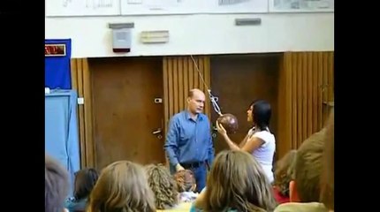 Un prof de physique fracture les dents d'une élèves ! a voir