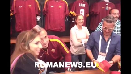 Bad Waltersdorf, Nainggolan e Florenzi commessi del Roma Store