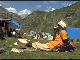 Скачать видео: Pilgrims rest on their way to Amarnath Shrine - South Kashmir