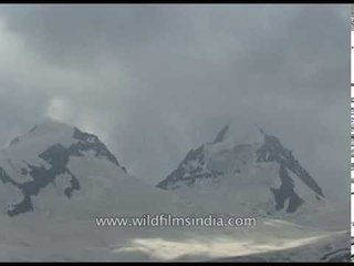 Video herunterladen: Snow covered Himalayan peaks of Kashmir