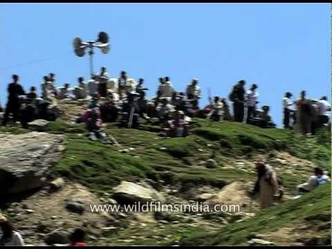 Devotees head towards holy Amarnath cave to take blessings of Lord Shiva