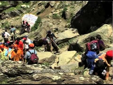 Devotees proceed towards holy Amarnath Cave