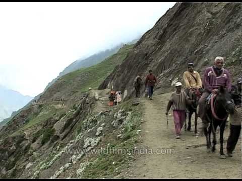 Hindu pilgrims en route Amarnath Cave