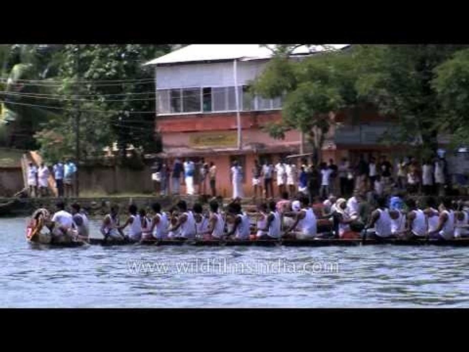 Teams competing to win snake boat race - India