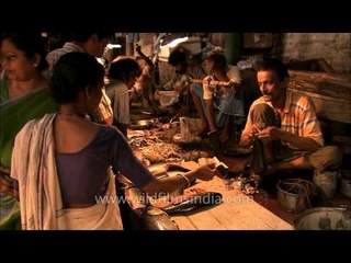 Shopkeepers cut fishes in equal pieces and gives it to customers - Kolkata