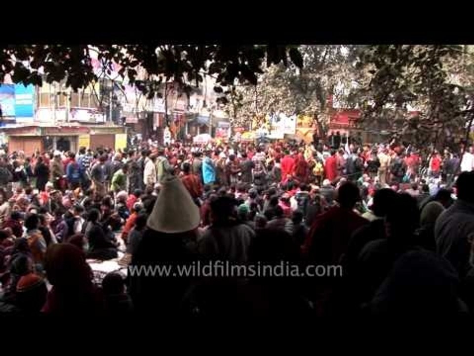 Endless crowd of Tibetan pilgrims - 32nd Kalach...