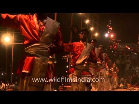 Rituals perform during aarti at Dashashwamedh ghat - Varanasi