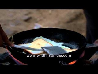 Man cooks and sells egg toast omelette in Delhi streets