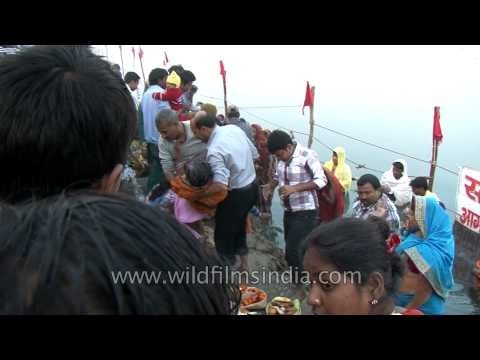 Hindu devotees gather at Yamuna banks to perform Chhath Puja, Delhi