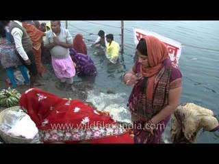 Women perform prayers to Sun God at Yamuna ghat in Delhi