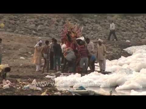 Dirty polluted Yamuna river provides water to New Delhi, India's capital city!