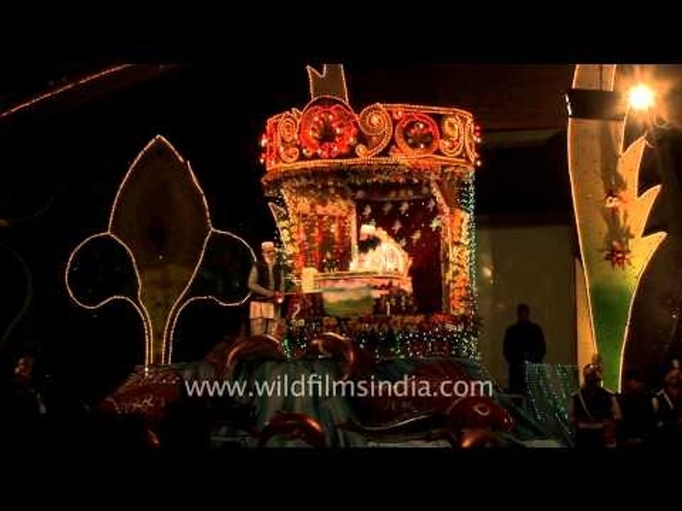 Baba Ram Rahim Ji giving souvenir to benefactors
